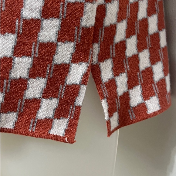 Rust and White Checkered Sleeveless Knit top - Picture 3 of 7
